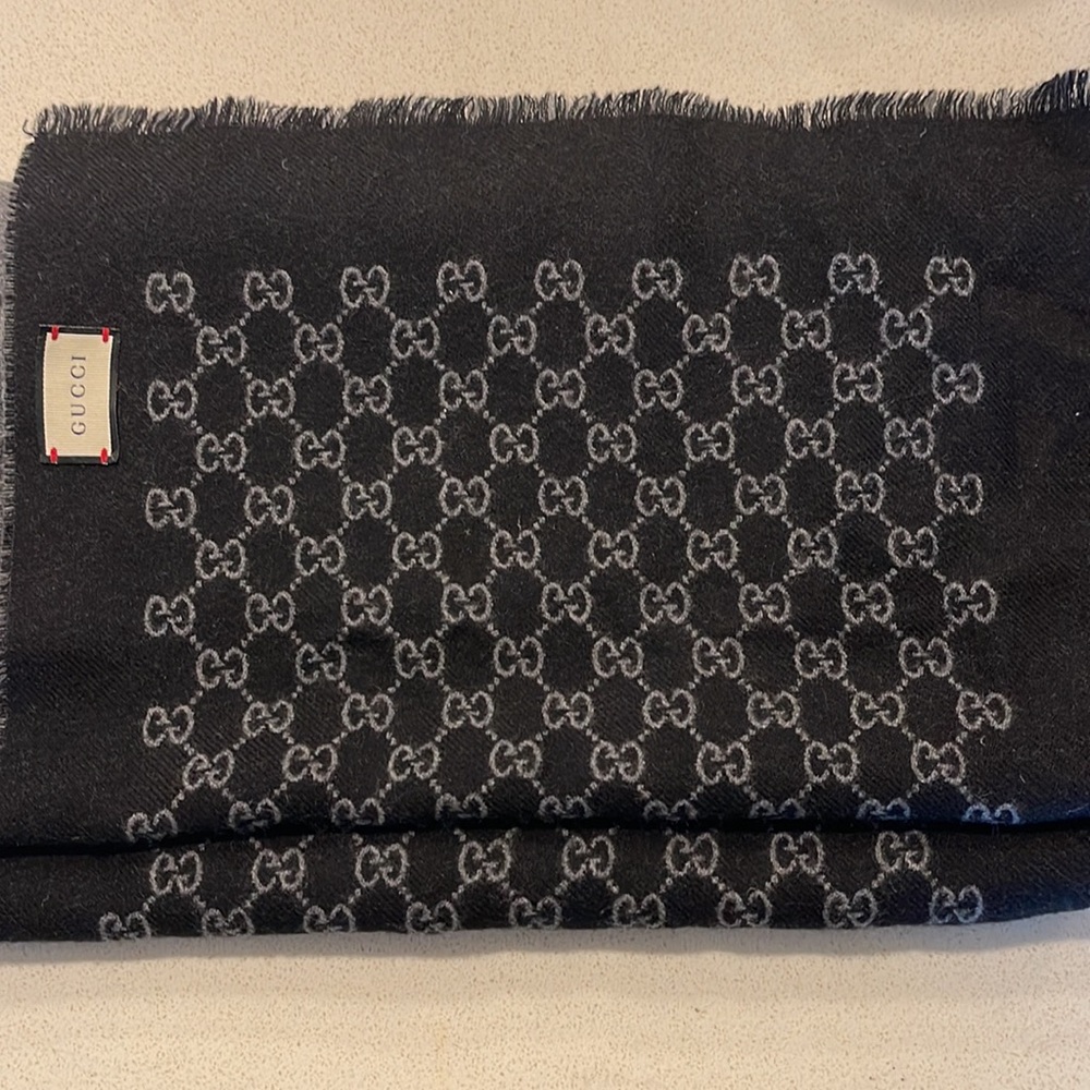 Gucci 2 sided scarf